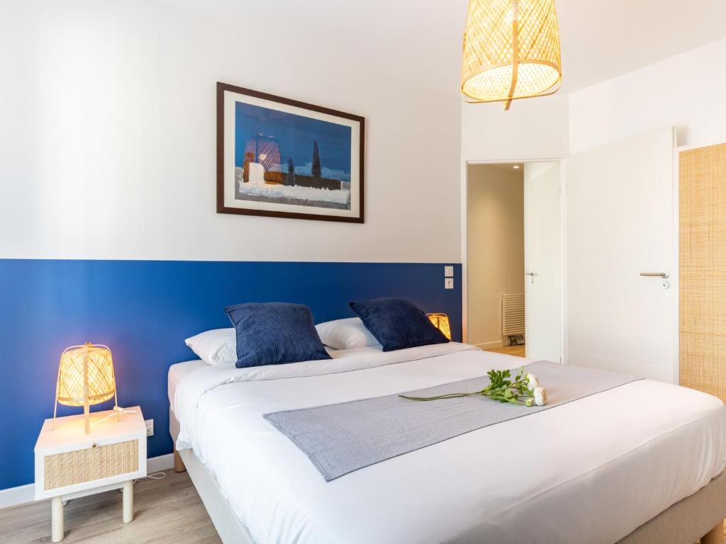 Posteľ alebo postele v izbe v ubytovaní Apartment Les Villas du Men Du-1 by Interhome