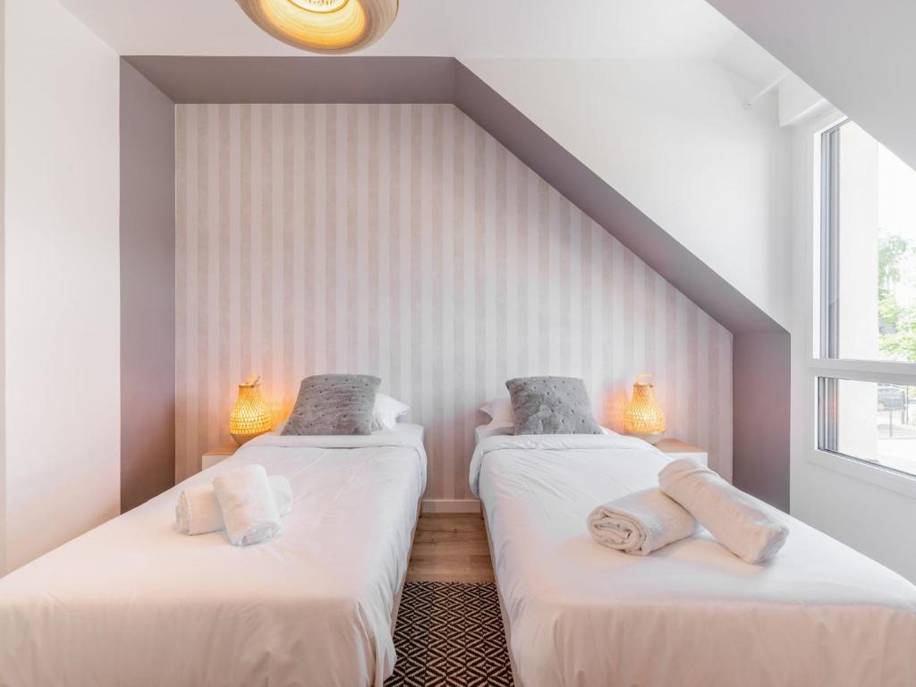 Posteľ alebo postele v izbe v ubytovaní Apartment Les Villas du Men Du-1 by Interhome