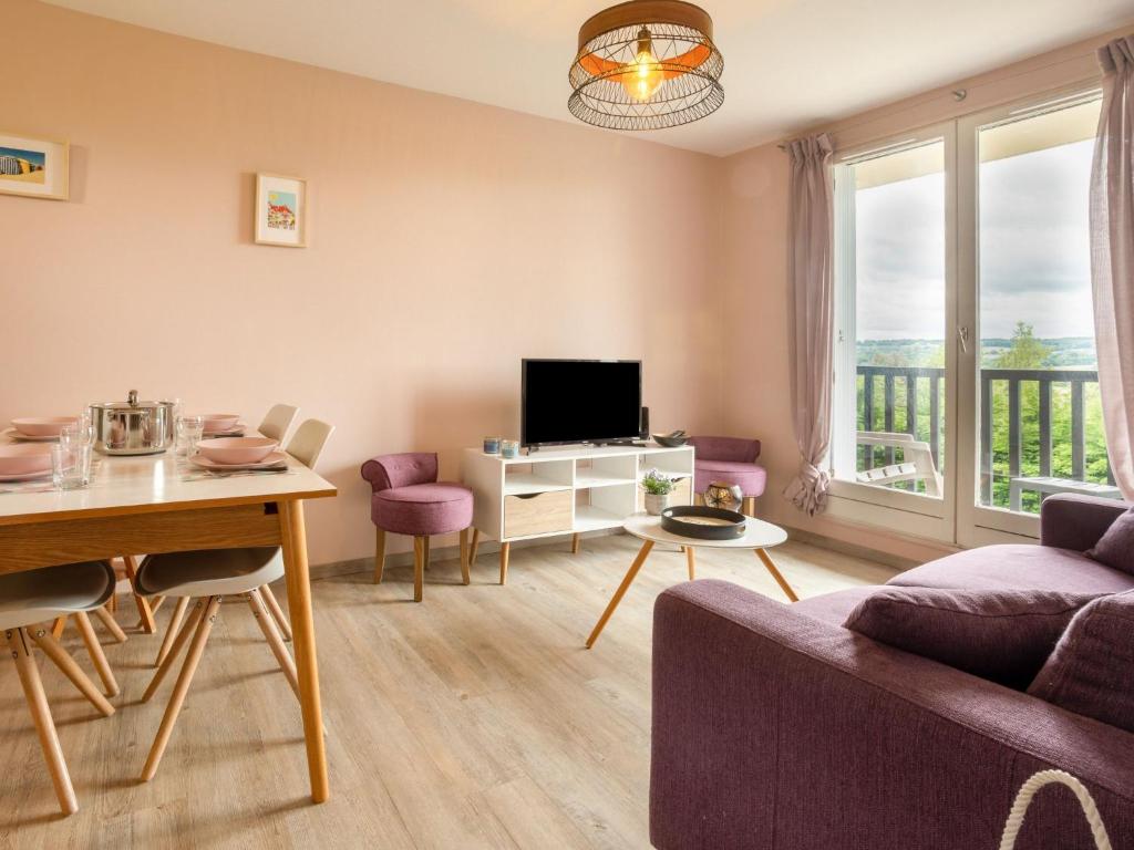 uma sala de estar com um sofá e uma mesa em Apartment Les Corniches du Mont Canisy by Interhome em Blonville-sur-Mer