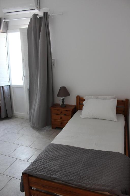 Postel nebo postele na pokoji v ubytování Eirini's Rooms