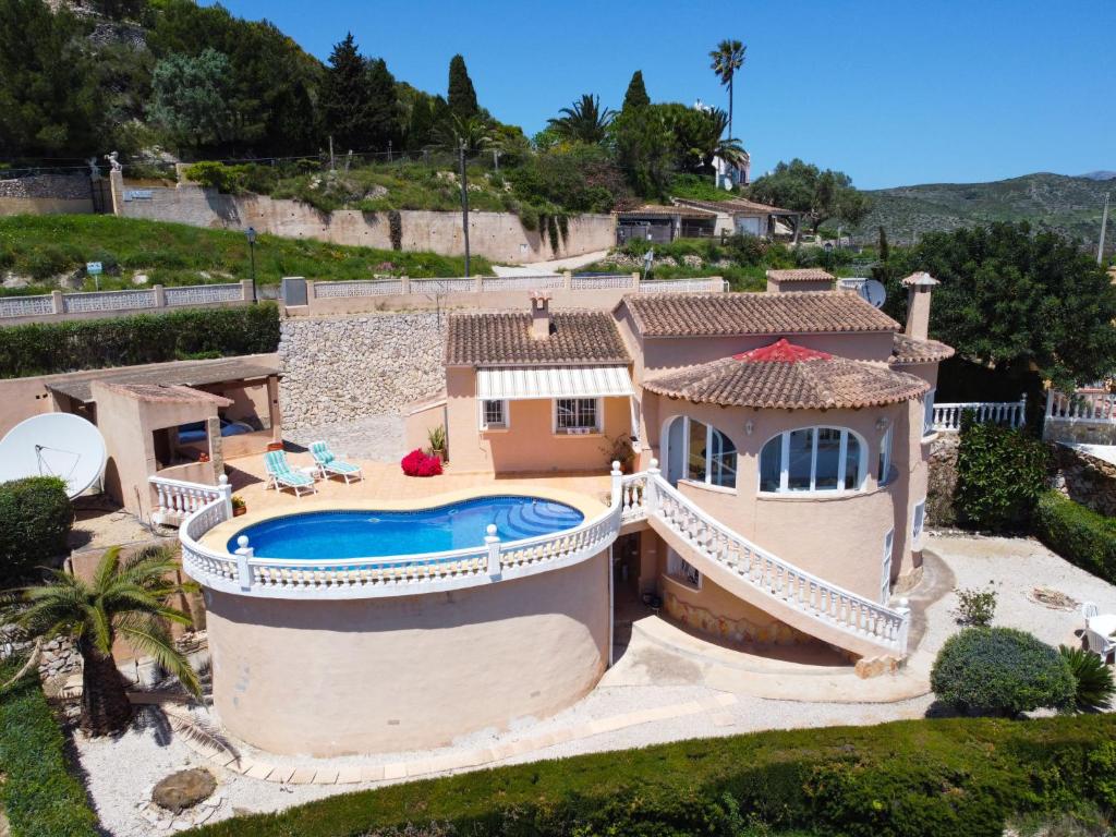 una vista aerea di una casa con piscina di Holiday Home Castellons Vida by Interhome a Teulada