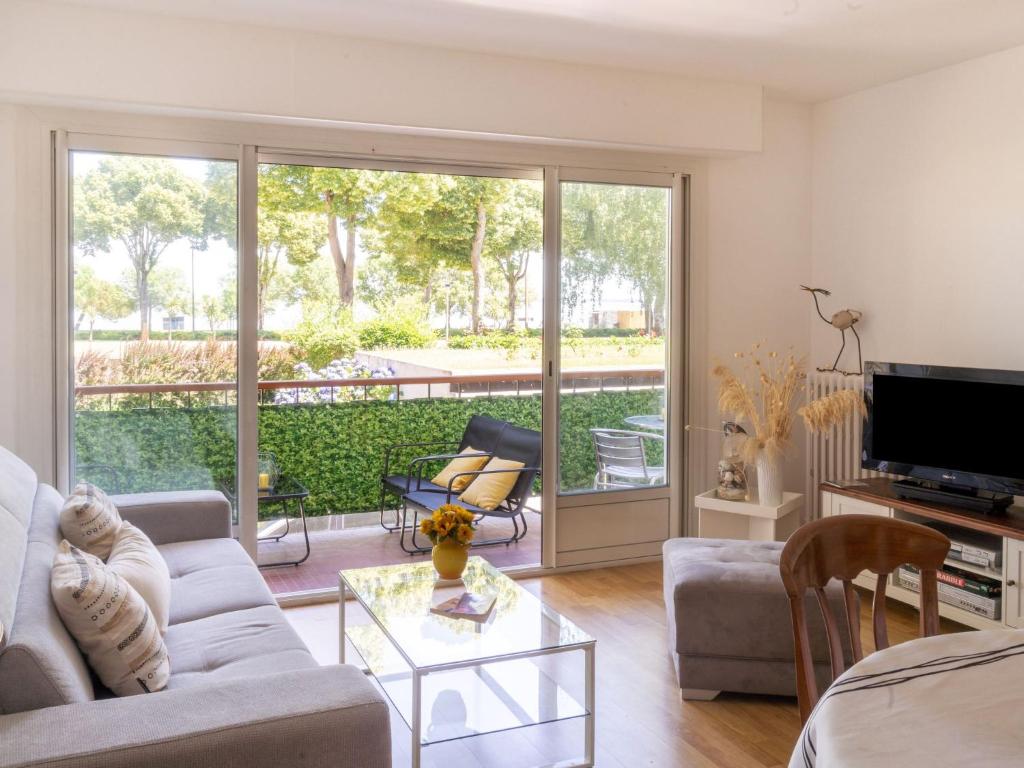 een woonkamer met een bank en een tafel bij Apartment Les Pêcheries by Interhome in Saint-Nazaire