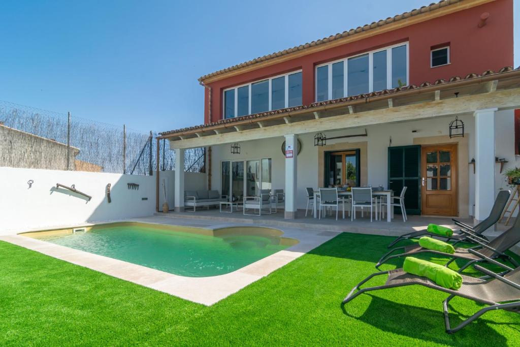 une maison avec une piscine dans la cour dans l'établissement Es Closet, à Selva