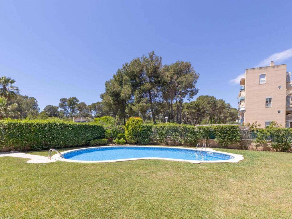 薩洛的住宿－Apartment Bosc de la Montserrada by Interhome，一座小游泳池,位于带草地的庭院内
