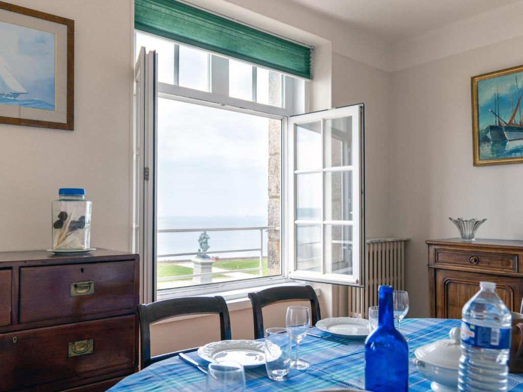 une salle à manger avec une table et une fenêtre dans l'établissement Apartment Le panoramique by Interhome, à Saint-Malo