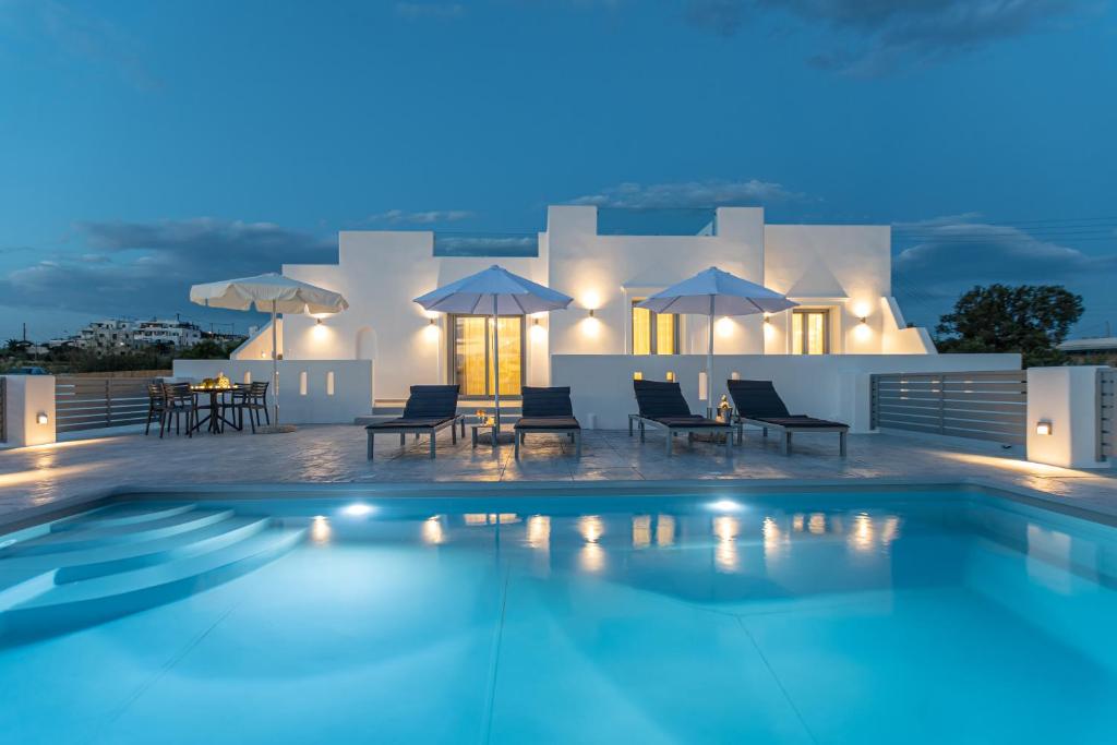 eine Villa mit einem Pool in der Nacht in der Unterkunft Sand & Sea Private Pool Villa Agia Anna in Agia Anna