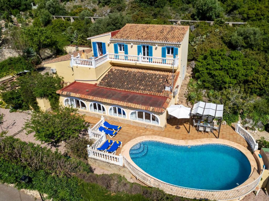 uma vista aérea de uma casa com piscina em Villa Mandana by Interhome em Sagra