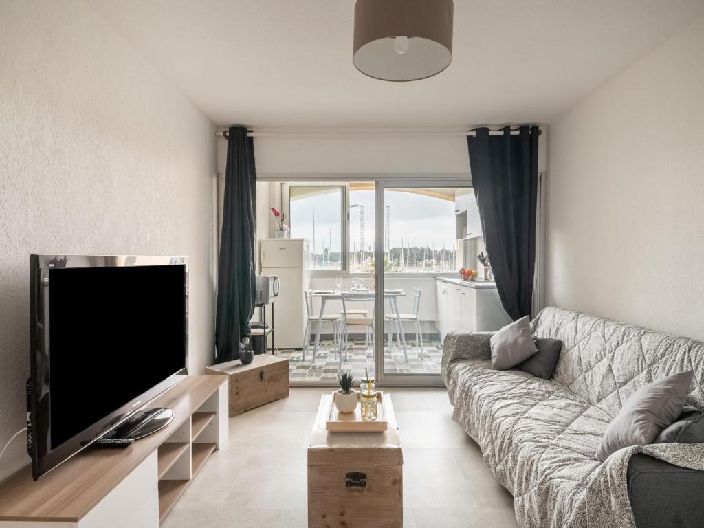 Televízia a/alebo spoločenská miestnosť v ubytovaní Apartment Les Héliades-2 by Interhome