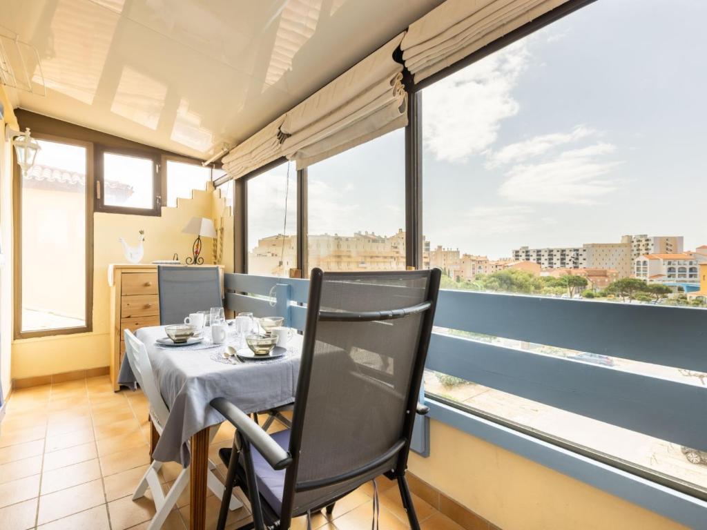 une salle à manger avec une table et une fenêtre dans l'établissement Apartment Parc de la Mer-11 by Interhome, au Barcarès