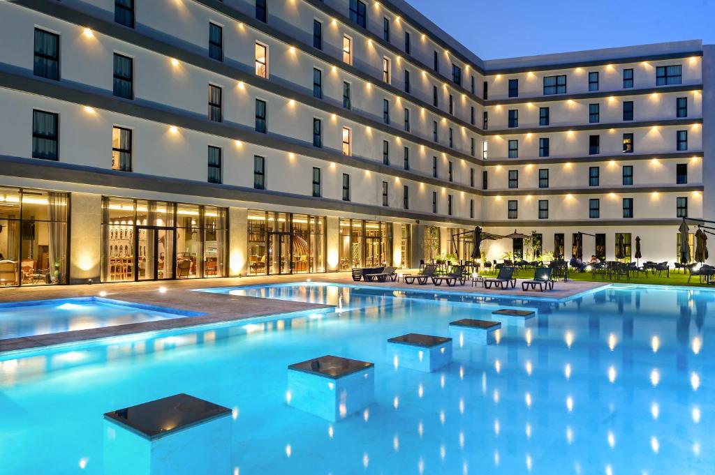 uma piscina interior em frente a um hotel em Occidental Tanger em Tânger