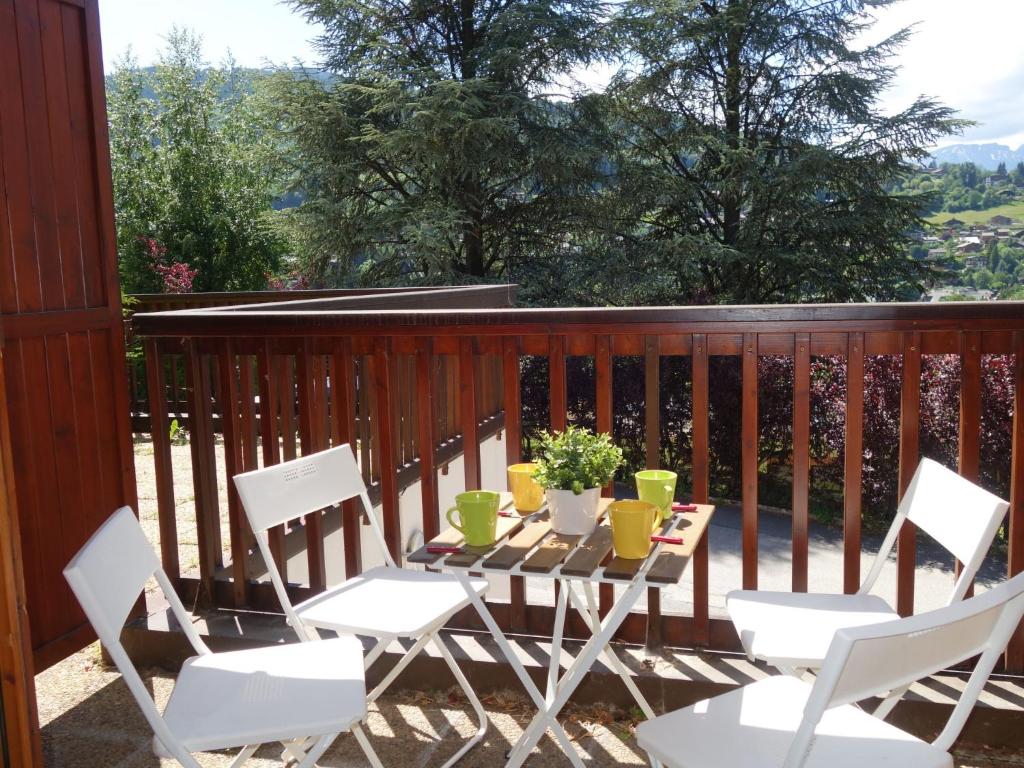 d'une terrasse avec une table et des chaises. dans l'établissement Apartment Le Martagon 007 by Interhome, à Saint-Gervais-les-Bains