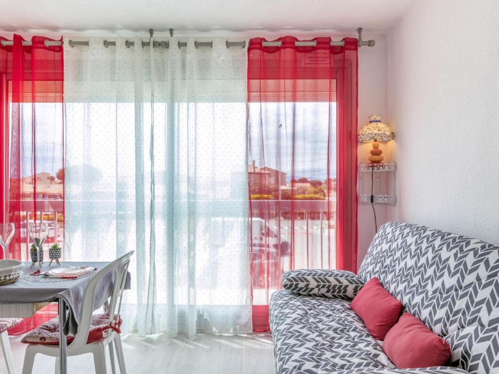 salon z kanapą i stołem w obiekcie Apartment Port Plage 2 by Interhome w mieście Le Barcarès