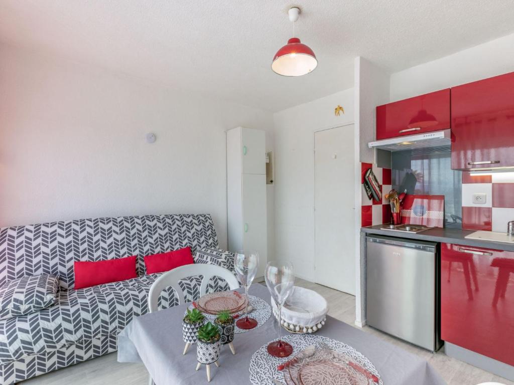 Kuchnia lub aneks kuchenny w obiekcie Apartment Port Plage 2 by Interhome