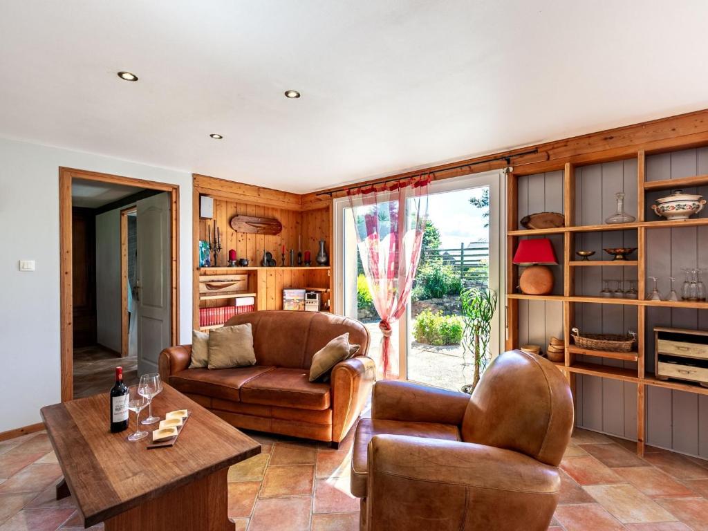 ein Wohnzimmer mit einem Sofa und einem Tisch in der Unterkunft Holiday Home La Longère by Interhome 