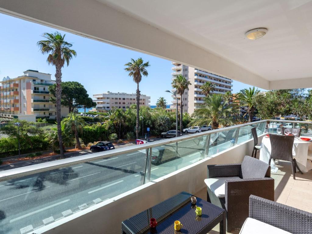 d'un balcon avec vue sur la ville et les palmiers. dans l'établissement Apartment Les Palmiers-2 by Interhome, au Lavandou