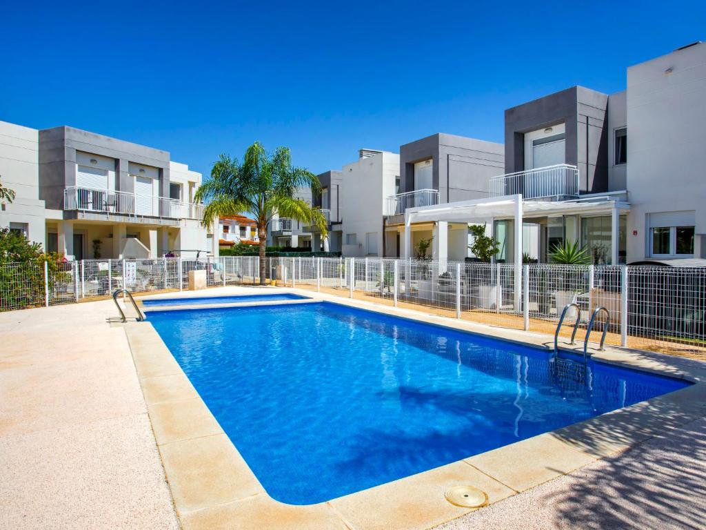 - une piscine en face de certains immeubles dans l'établissement Holiday Home Jill by Interhome, à Els Poblets