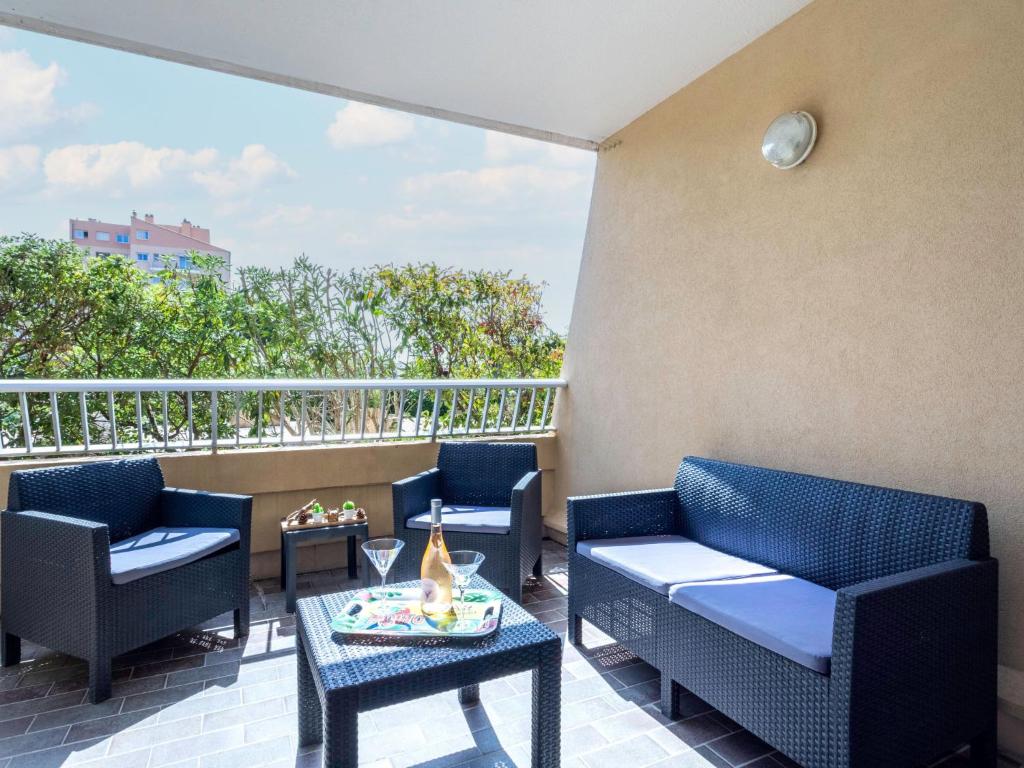d'une terrasse avec des chaises et une table ainsi que d'un balcon. dans l'établissement Studio Port de La Gavine-27 by Interhome, à Hyères