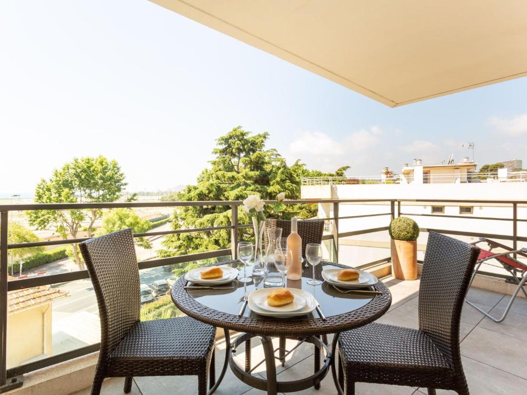 une table et des chaises sur un balcon avec vue dans l'établissement Apartment bel horizon by Interhome, à Cagnes-sur-Mer