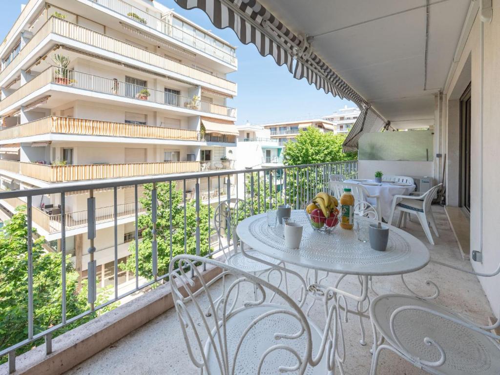 - un balcon avec une table et des chaises dans l'établissement Apartment Le Valencia by Interhome, à Cannes