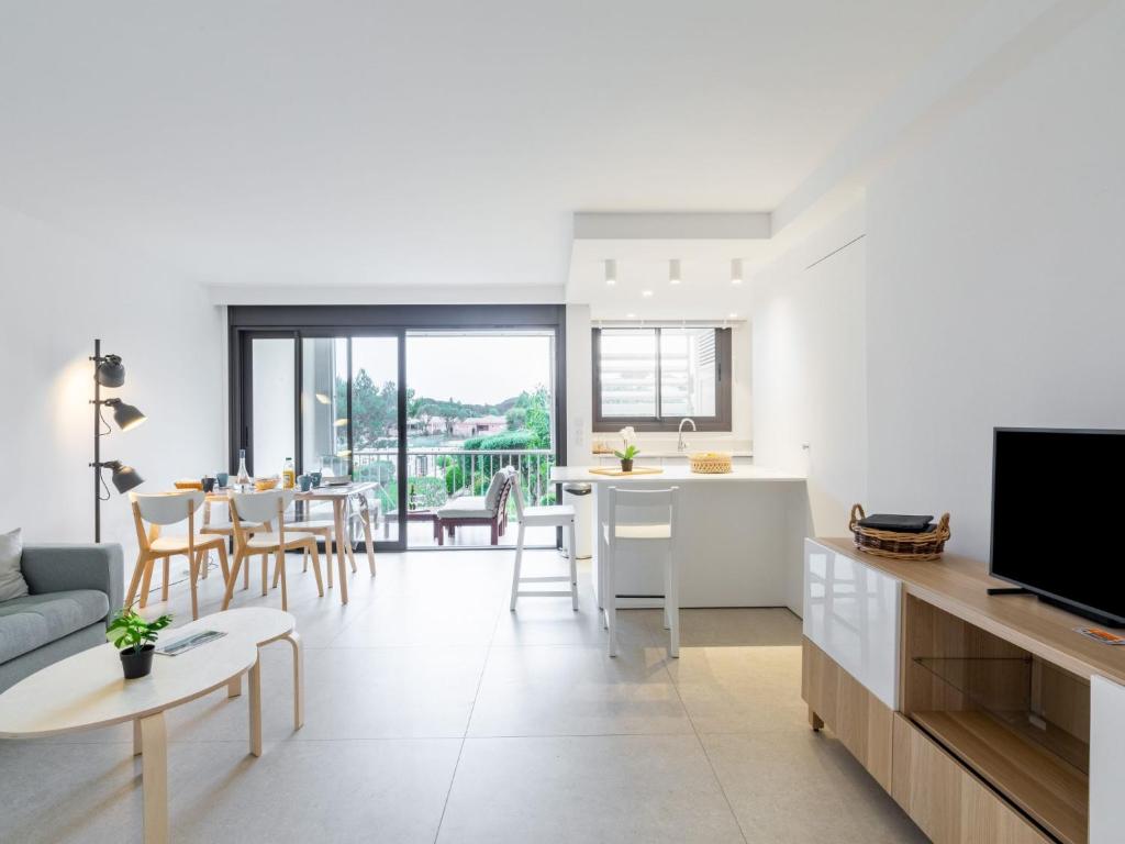 une cuisine et un salon avec un canapé et une table dans l'établissement Apartment Les Côteaux du Préconil-4 by Interhome, à Sainte-Maxime