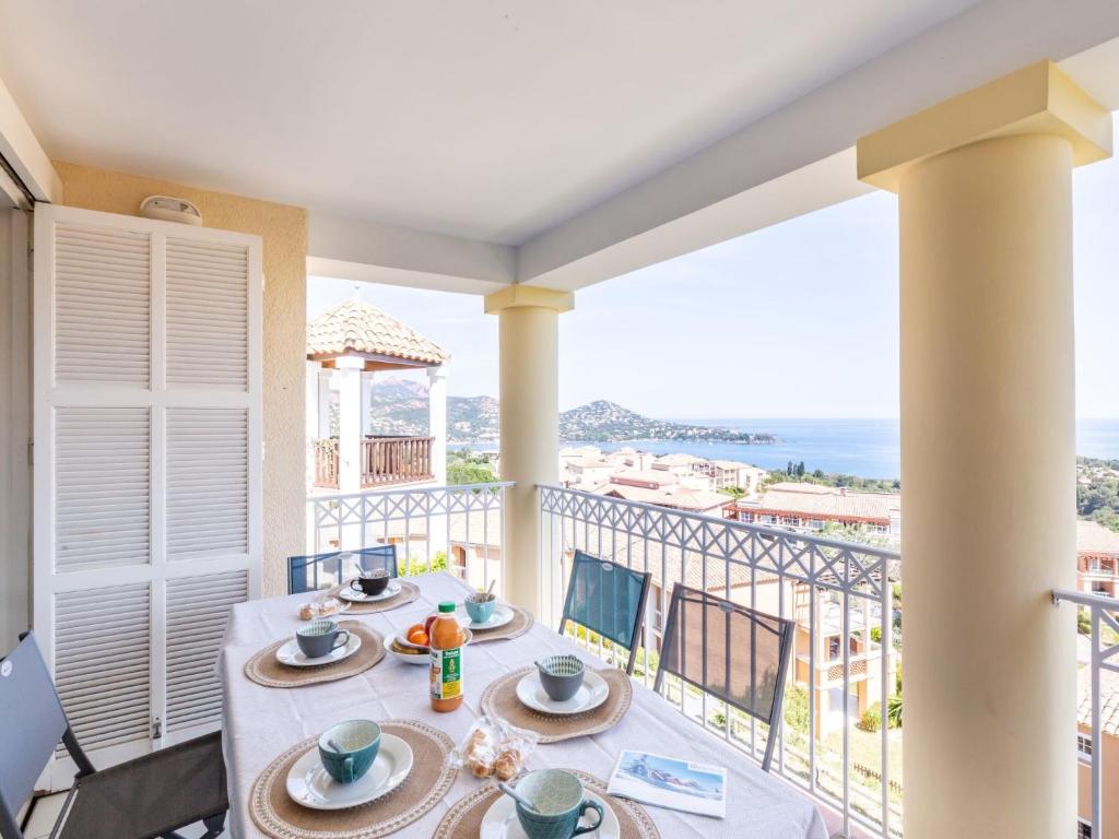 un balcon avec une table et des chaises et une vue sur l'océan dans l'établissement Apartment Les Bastides - O4 259 by Interhome, à Agay