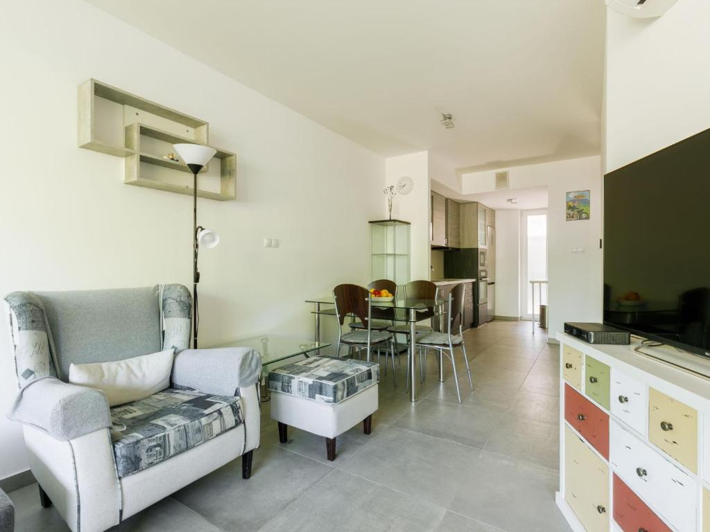 Televízia a/alebo spoločenská miestnosť v ubytovaní Apartment Marianna by Interhome