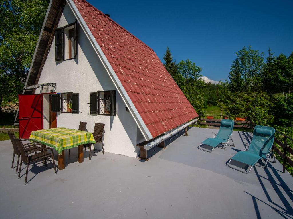 eine Luftansicht eines Hauses mit einem Tisch und Stühlen in der Unterkunft Chalet The Fox by Interhome in Zlobin