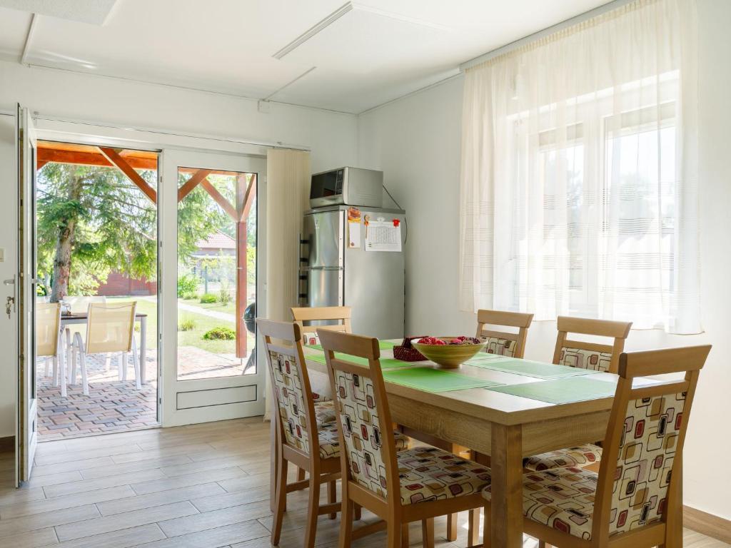 Kuchyňa alebo kuchynka v ubytovaní Holiday Home Pear Trees by Interhome