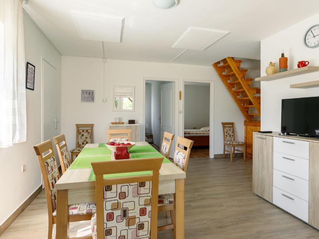 Kuchyňa alebo kuchynka v ubytovaní Holiday Home Pear Trees by Interhome