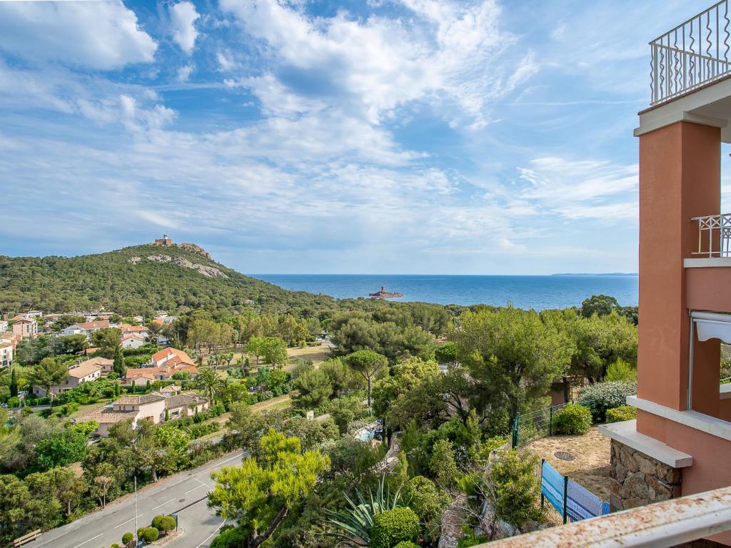 widok z balkonu budynku z oceanem w tle w obiekcie Apartment Hameau - N1 208 by Interhome w mieście Agay - Saint Raphael