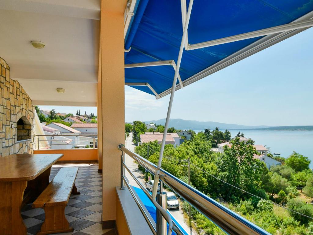 - Balcón con mesa y sombrilla en Apartment Tanja by Interhome, en Maslenica