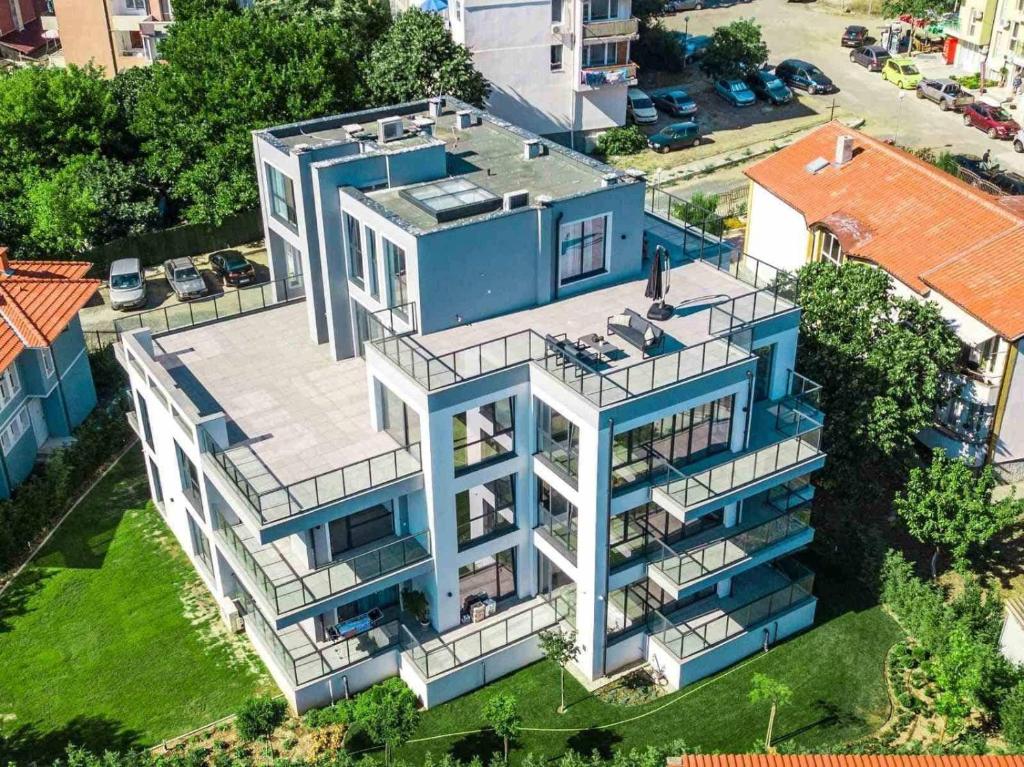an aerial view of a house with a roof at Apartament Kali in Ahtopol