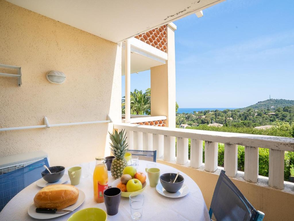 - une table avec de la nourriture et des fruits sur un balcon dans l'établissement Apartment L'Esquinade P1 111 by Interhome, à Agay