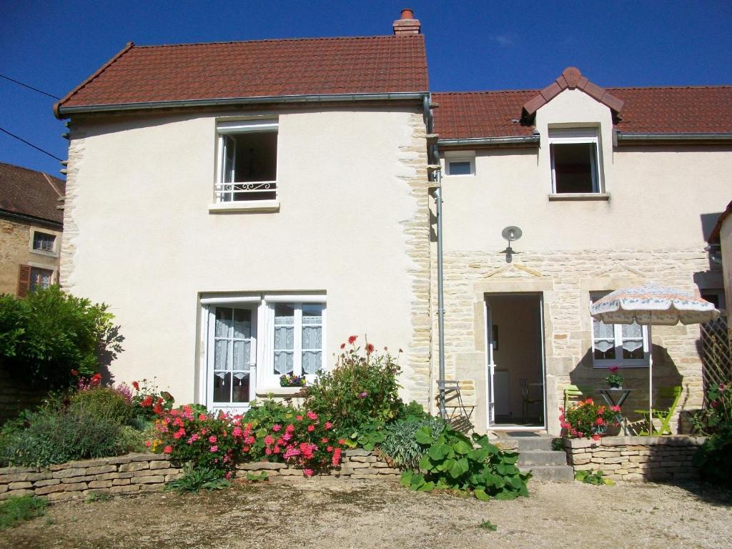 uma casa branca com flores à frente em Holiday home Gîte des Hautes Côtes de Beaune em Magny-lès-Villers