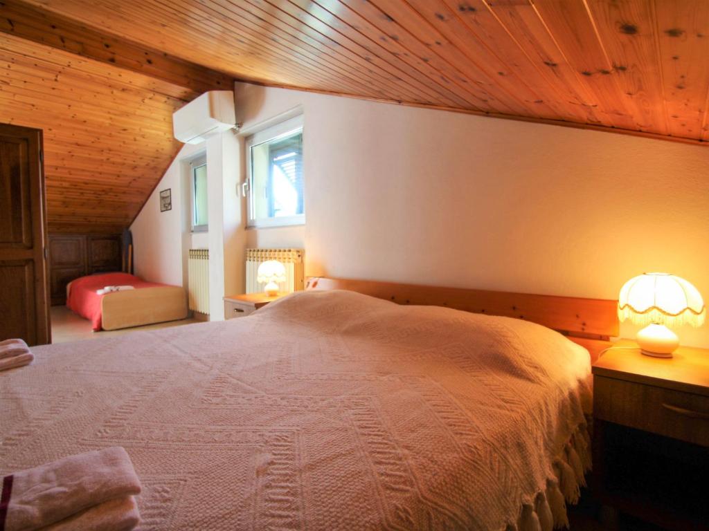 Posteľ alebo postele v izbe v ubytovaní Apartment Brunetta by Interhome