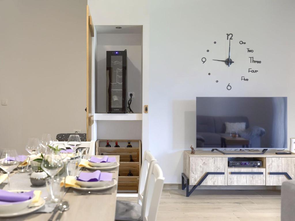 Uma TV ou centro de entretenimento em Holiday Home Casa Gverino by Interhome