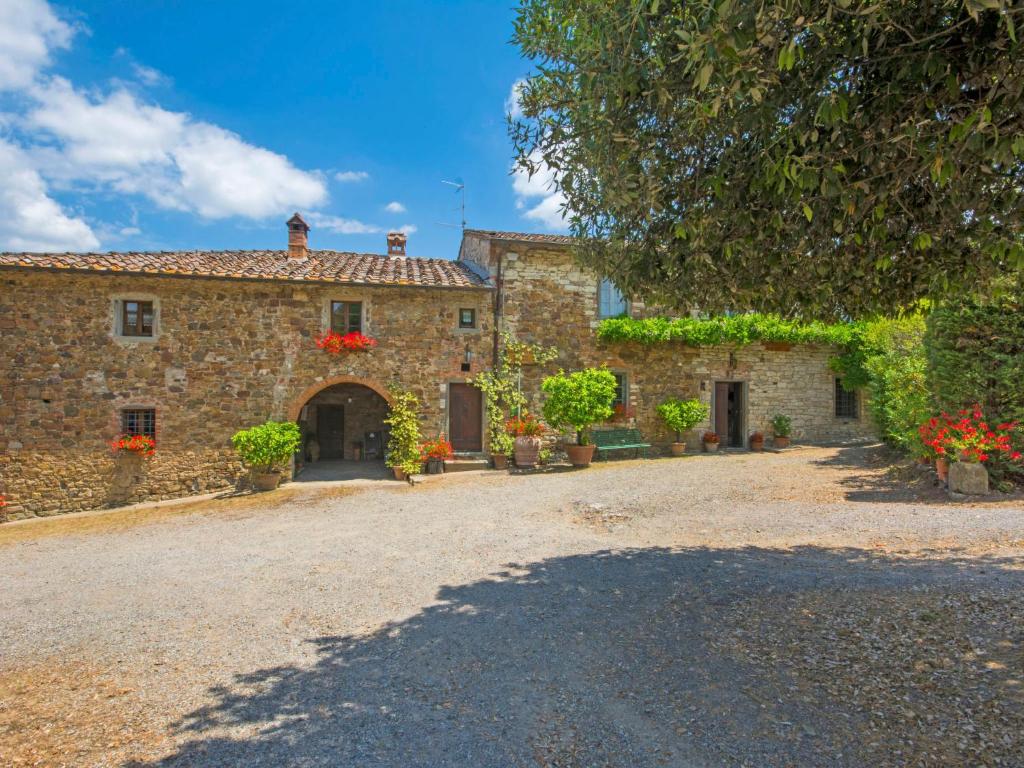 stary kamienny dom z dużym podjazdem w obiekcie Holiday Home Le Bonatte by Interhome w mieście Radda in Chianti