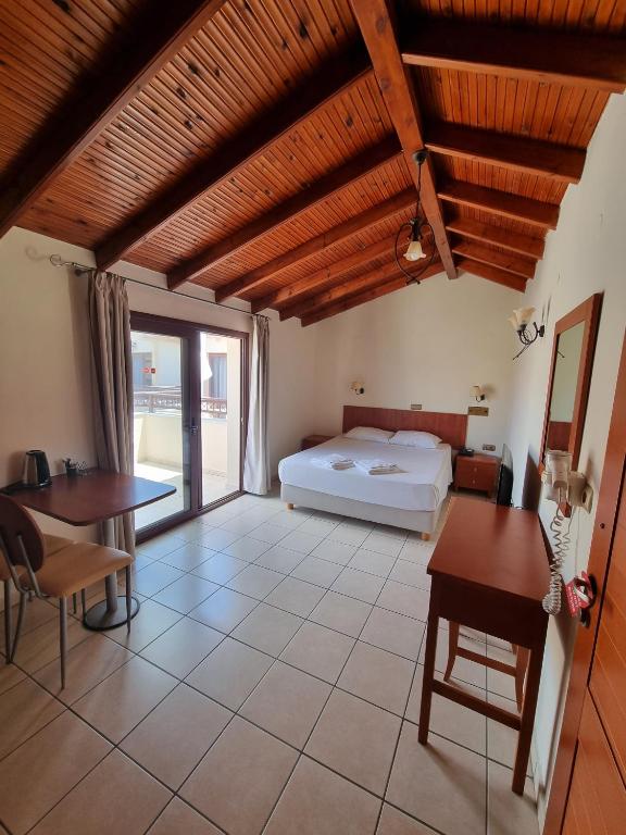 Postel nebo postele na pokoji v ubytování Mediterranean Beach Hotel