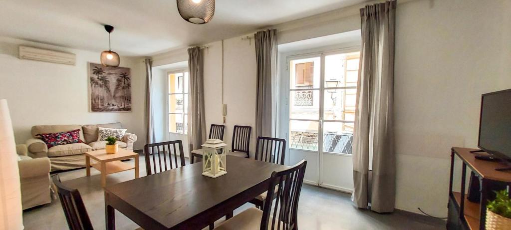 a living room with a table and chairs and a couch at APARTAMENTO SUITE MURILLO-PLAZA DE LA MAGDALENA in Seville