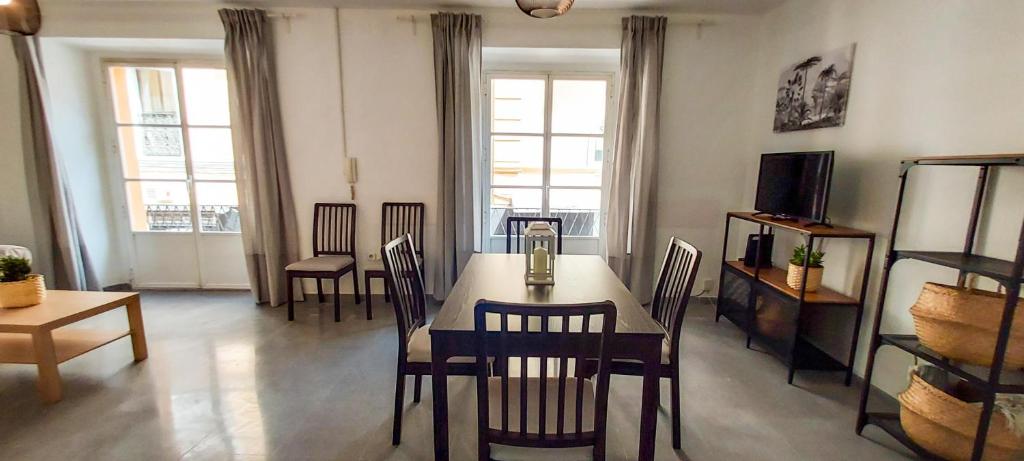 Televízia a/alebo spoločenská miestnosť v ubytovaní Apartamento MURILLO-PLAZA DE LA MAGDALENA