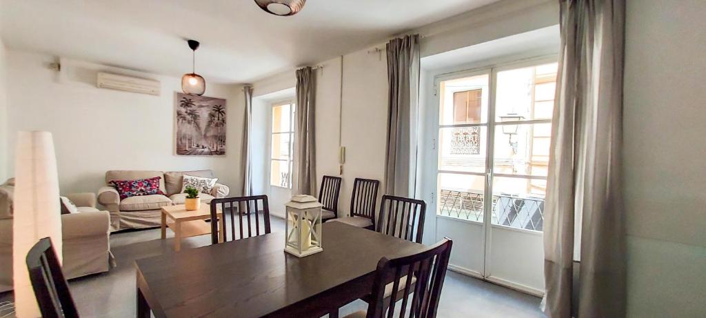 Posedenie v ubytovaní Apartamento MURILLO-PLAZA DE LA MAGDALENA