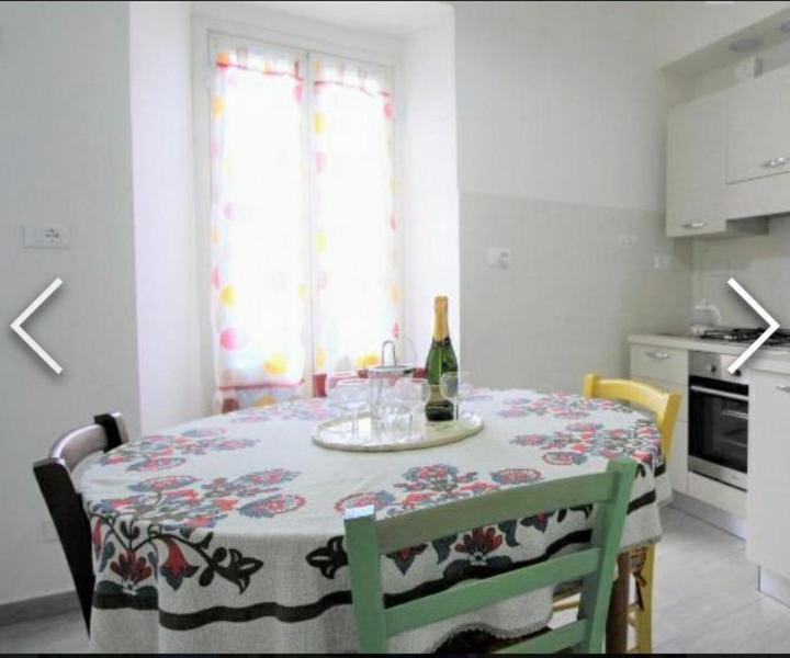 - une cuisine avec une table et une bouteille de vin dans l'établissement Casa Irma, à Chiusavecchia