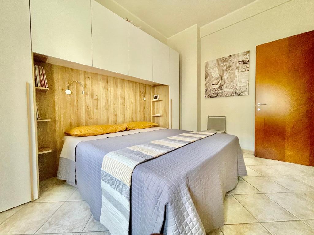 sypialnia z dużym łóżkiem w pokoju w obiekcie Viale Umberto I Apartments w mieście Sassari