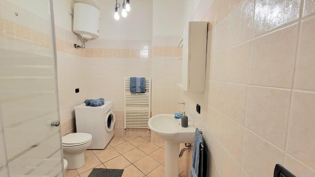 biała łazienka z toaletą i umywalką w obiekcie Viale Umberto I Apartments w mieście Sassari