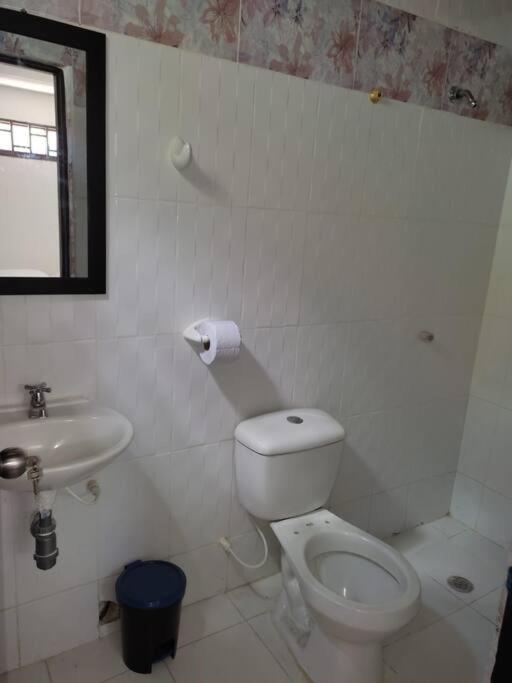 Koupelna v ubytování Alojamiento entero, casa amplia, patio, aire