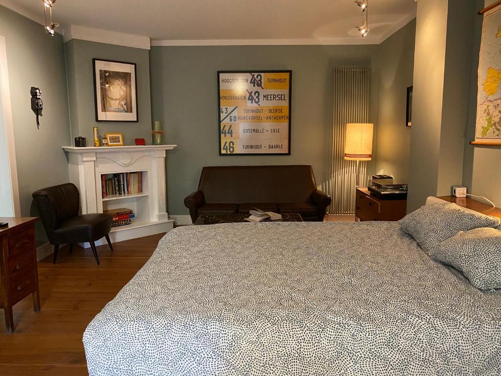 Postel nebo postele na pokoji v ubytování De Buitenmuur - Vintage Suite & Bohemian Loft, elk met Privé-ingang en Jacuzzi