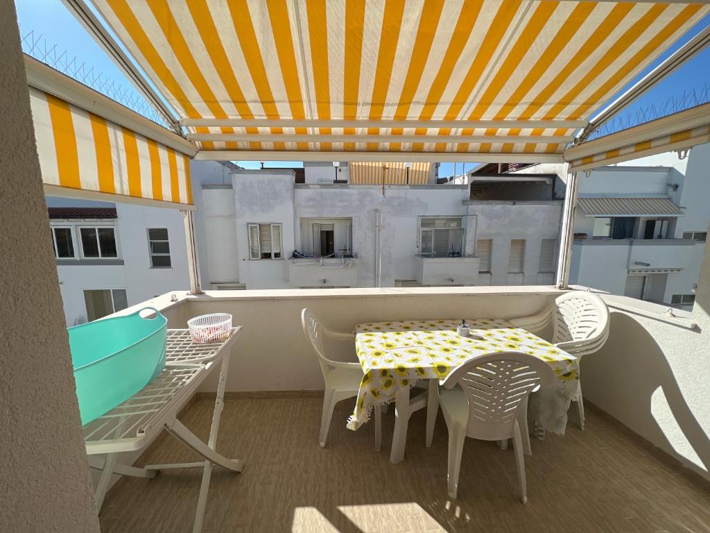 Bazén v ubytování APPARTAMENTO ISIDE fronte spiaggia nebo v jeho okolí