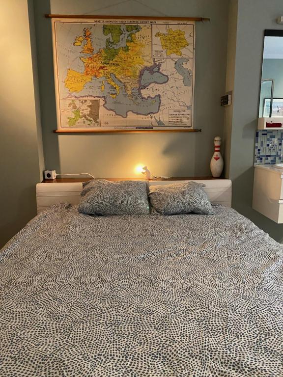 Postel nebo postele na pokoji v ubytování De Buitenmuur - Vintage Suite & Bohemian Loft, elk met Privé-ingang en Jacuzzi