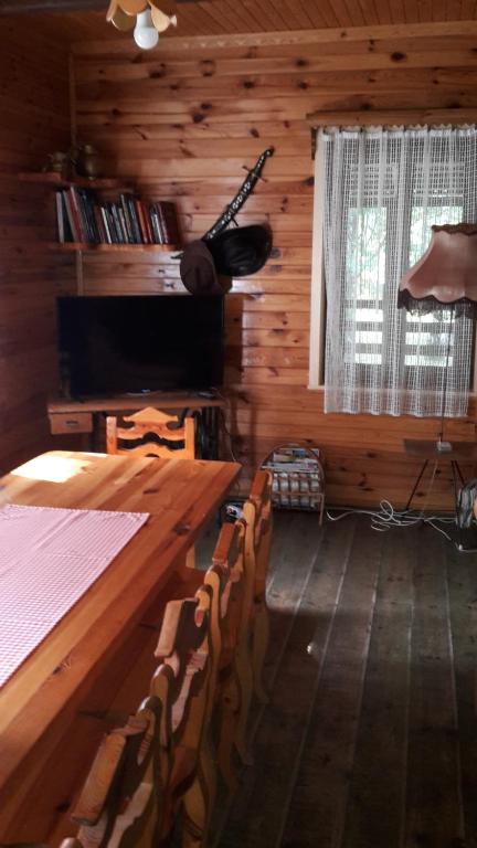 Televízia a/alebo spoločenská miestnosť v ubytovaní Chata u Żochów