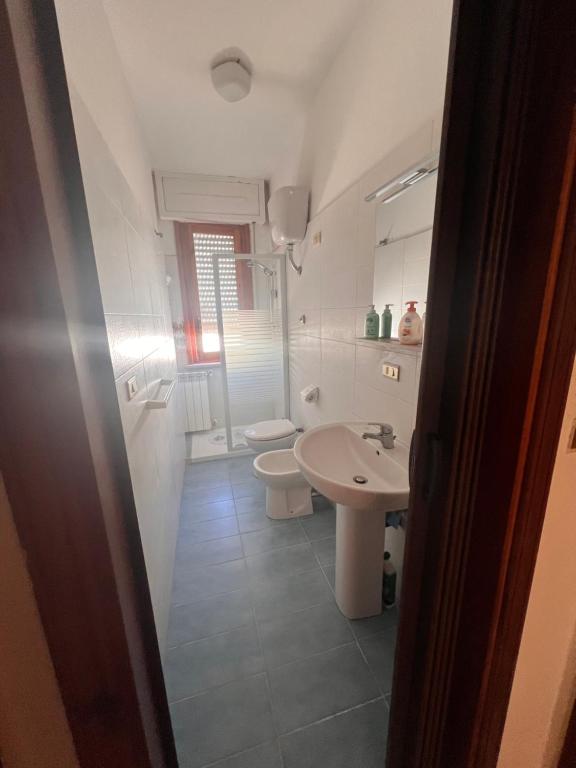 Koupelna v ubytování APPARTAMENTO ISIDE fronte spiaggia